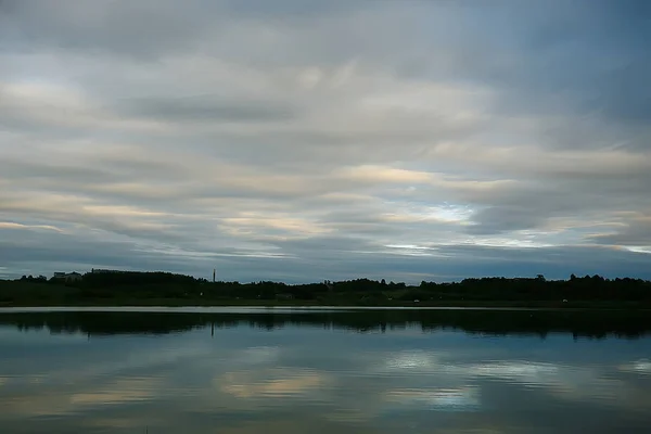 阴郁的秋天在湖忧 秋天压力 季节性景观自然在湖上 — 图库照片