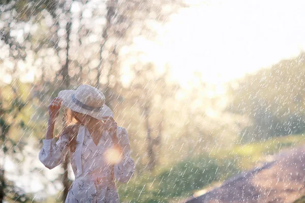 Été Pluie Romance Fille Bonheur Météo Pluie Humeur Été Heureux — Photo