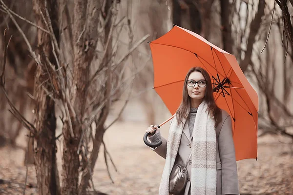 Mujer Joven Paraguas Otoño Otoño Look Moda Modelo Con Paraguas —  Fotos de Stock