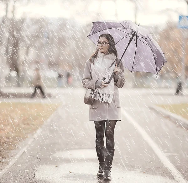 Junge Frau Regenschirm Herbst Herbst Trendlook Modell Mit Regenschirm Regnerisches — Stockfoto