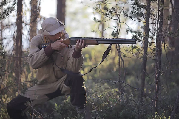 Hombre Caza Bosque Verano Paisaje Bosque Cazador Con Rifle Caza —  Fotos de Stock