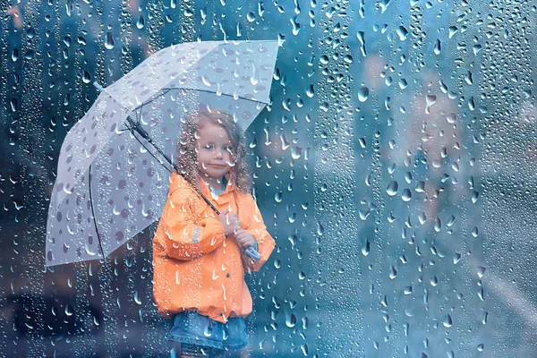 傘を持つ小さな女の子 小さな子供 雨の秋の散歩 傘を持つ濡れ天候の子供 — ストック写真