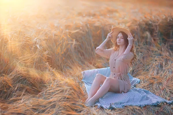 Campo Trigo Paisagem Verão Feliz Jovem Modelo Liberdade Conceito Relaxamento — Fotografia de Stock