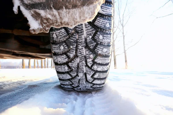 Zimní Pneumatiky Hřeby Sněhu Dopravní Silnici Severní Kola Klimatické Zimní — Stock fotografie
