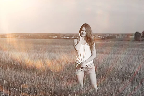 Buğday Tarlası Yaz Manzara Mutlu Genç Model Özgürlük Rahatlama Kavramı — Stok fotoğraf