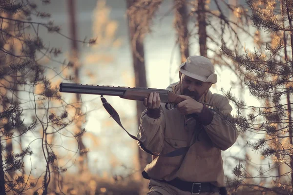 숲에서 사냥을 사냥꾼 타이가의 — 스톡 사진