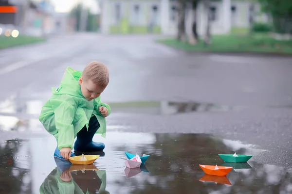 Garçon Joue Des Bateaux Dans Une Flaque Eau Enfance Marche — Photo