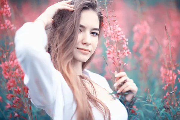Pembe Çiçekler Hairgirl Modeli Alan Doğa Yaz Güzel Çekici Moda — Stok fotoğraf