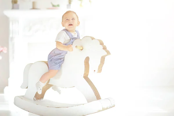 Niño Balanceo Caballo Niño Montando Caballo Juguete Mecedora Juguete Infantil — Foto de Stock