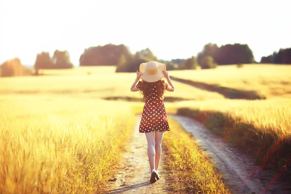 Vetefält Sommar Landskap Lycklig Ung Modell Frihet Och Avslappnings Koncept — Stockfoto