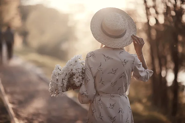 Romantique Fille Dans Chapeau Paille Vue Dos Fille Modèle Pose — Photo