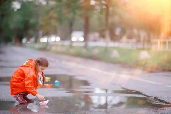 Meisje Speelt Papieren Boten Een Plas Herfstwandeling Het Park Een — Stockfoto