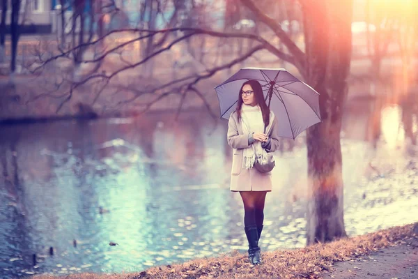 Regenschirmteich Herbst Frau Oktober Stadtpark Teich Landschaft Mit Mädchen Und — Stockfoto