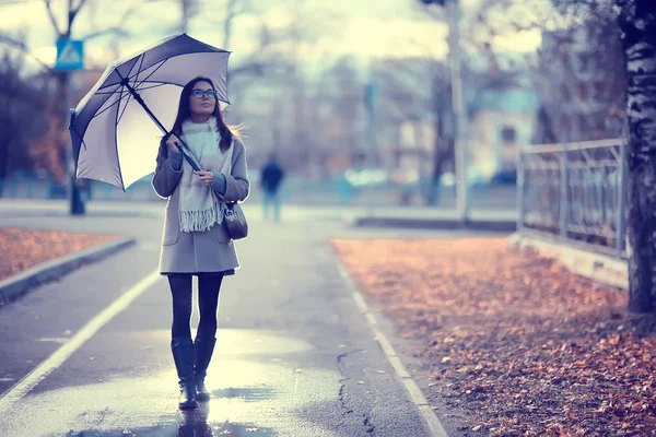 Ombrello Donna Autunno Pioggia Moda Ragazza Città Strada Stile Persone — Foto Stock