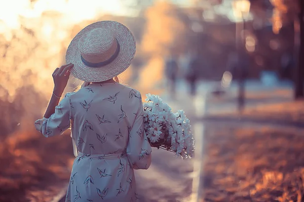 背中から麦わら帽子ビューでロマンチックな女の子 モデルの女の子は夏にポーズ 観光客の幸せ — ストック写真