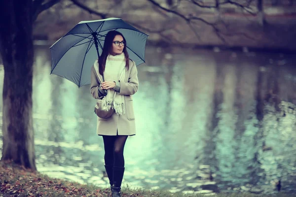 Guarda Chuva Lagoa Outono Mulher Outubro Parque Cidade Junto Lagoa — Fotografia de Stock