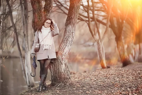 Jeune Femme Parapluie Automne Automne Look Tendance Modèle Avec Parapluie — Photo