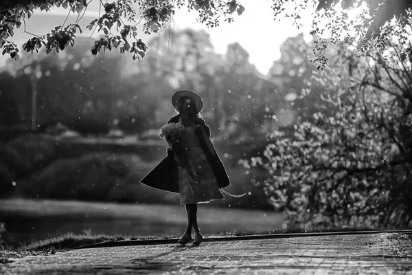 Vintage Φωτογραφία Ενός Κοριτσιού Σέπια Μαύρο Και Άσπρο Πορτραίτο Μιας — Φωτογραφία Αρχείου
