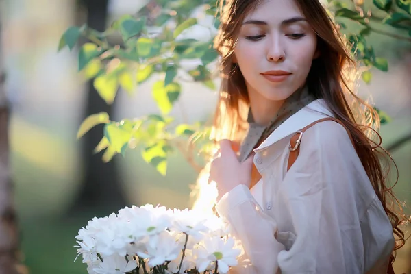 Menina Feliz Com Flores Cidade Verão Foto Jovem Menina Bonita — Fotografia de Stock