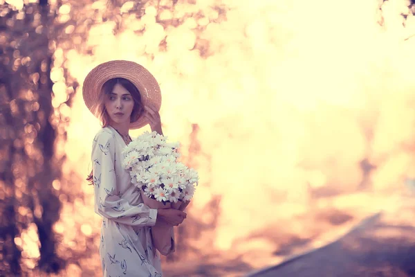 Menina Chapéu Palha Retrato Primavera Liberdade Conceito Primavera Vista Modelo — Fotografia de Stock