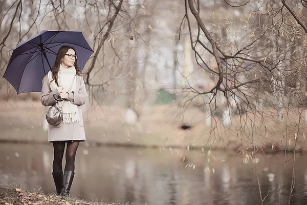 Junge Frau Regenschirm Herbst Herbst Trendlook Modell Mit Regenschirm Regnerisches — Stockfoto