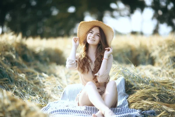 Joven Feliz Modelo Europeo Vacaciones Verano Paseo Naturaleza Paisaje Verano —  Fotos de Stock