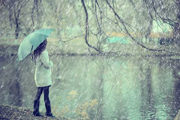 Lungo Sfondo Ragazza Ombrello Orizzontale Vista Pioggia Autunno Giorno Giovane — Foto Stock