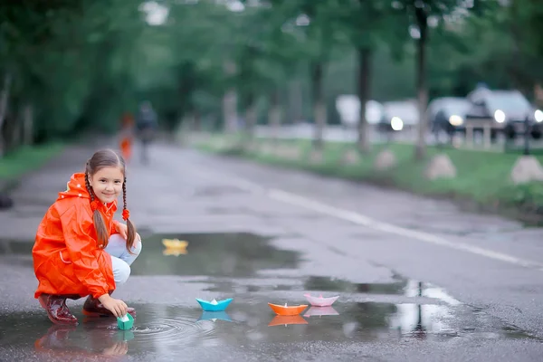 纸船在雨坑 秋季天气概念童年 — 图库照片