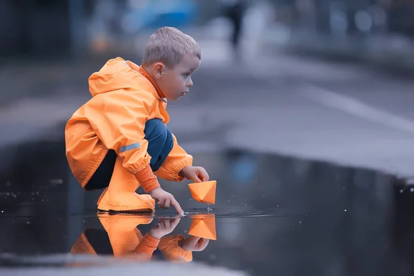 Pojke Spelar Båtar Pöl Barndom Promenad Höst Spel Parken Ett — Stockfoto