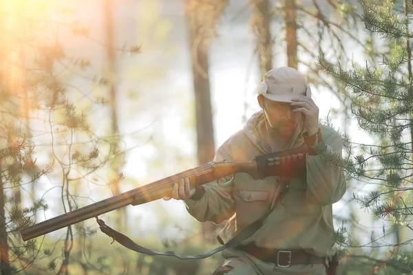 Man Går Jakt Skog Sommar Landskap Skogen Huntsman Med Jakt — Stockfoto