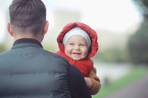 Baby Papa Zijn Schouders Familie Zorg Vaderschap Vader Zoon Familie — Stockfoto