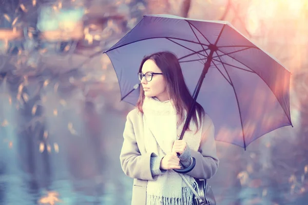 Jeune Femme Parapluie Automne Automne Look Tendance Modèle Avec Parapluie — Photo