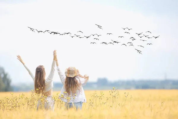 Due Amiche Una Felicità Campo Autunno Due Donne Giovani Che — Foto Stock