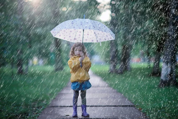 傘を持つ小さな女の子 小さな子供 雨の秋の散歩 傘を持つ濡れ天候の子供 — ストック写真