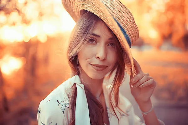 麦わら帽子で幸せなロマンチックな女の子 ドレス夏の日に若いモデル 幸せの女性 — ストック写真