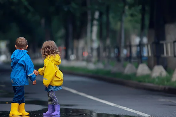 Хлопчик Дівчинка Діти Осінній Прогулянці Парку Осінньому Парку Плащі Дітей — стокове фото