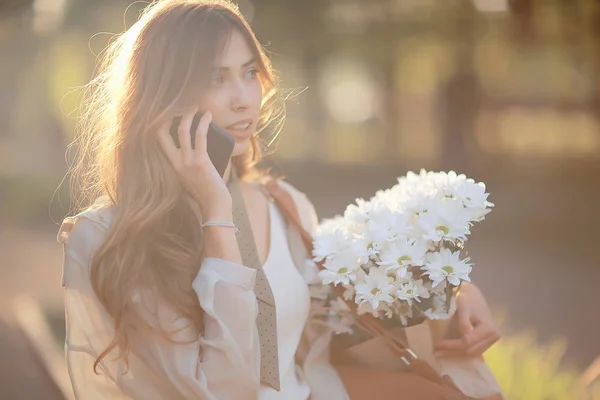 Telefonda Konuşurken Yaz Kız Model Telefonla Genç Yetişkin Kız — Stok fotoğraf