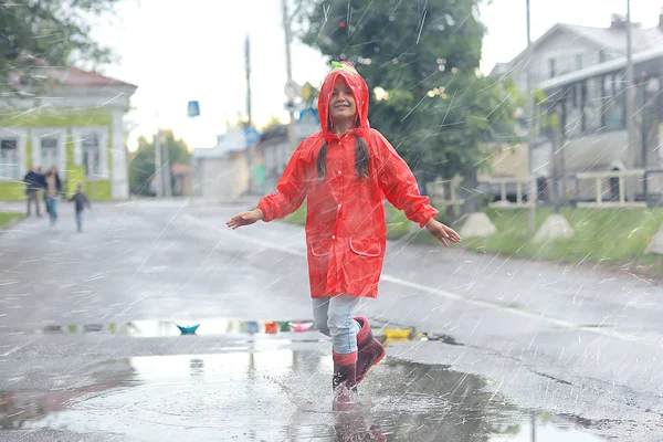 Девушка Резиновых Сапогах Лужа Осень Концепция Погоды Дождь Теплая Одежда — стоковое фото