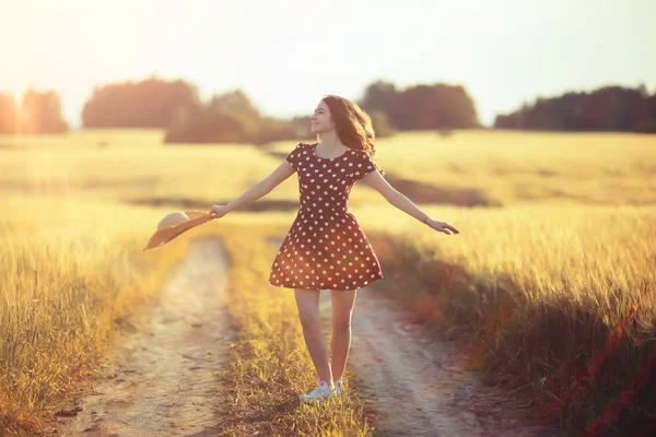 Glücklich Junge Erwachsene Modell Gelben Weizenfeld Sommer Glück Konzept Mädchen — Stockfoto