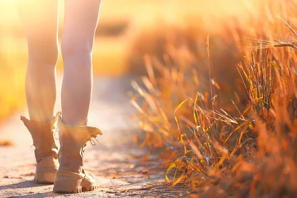 夏のトレッキングブーツの女性の足 フィールド女性大きな靴の女の子に匿名で歩く — ストック写真
