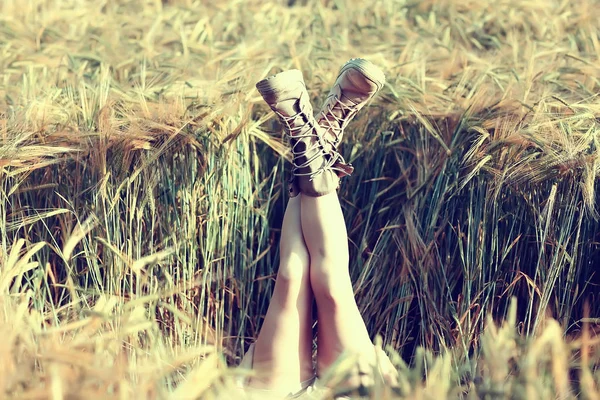 Menina Encontra Campo Com Pernas Para Cima Botas Pernas Destacam — Fotografia de Stock