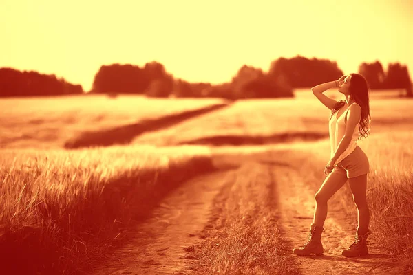 黄色い小麦畑で幸せな若い大人モデル フィールドの夏の幸福コンセプトガール — ストック写真