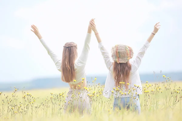 Due Amiche Una Felicità Campo Autunno Due Donne Giovani Che — Foto Stock