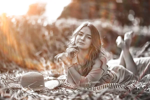 Joven Feliz Modelo Europeo Vacaciones Verano Paseo Naturaleza Paisaje Verano — Foto de Stock