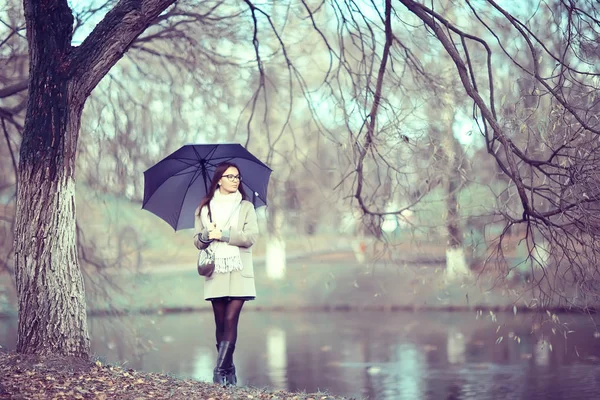 長い背景の女の子の傘 水平ビュー雨の秋の日傘を持つ若い女性 — ストック写真