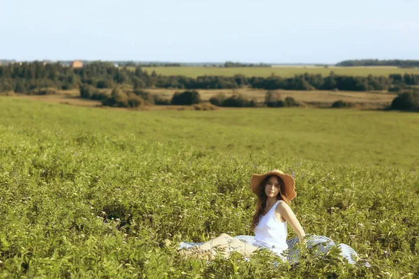 Ragazza Seduta Campo Con Cappello Paglia Vacanza Estiva Riposo Giovane — Foto Stock