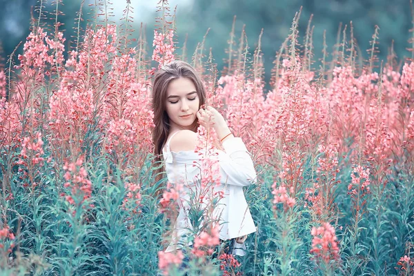 Rosa Blommor Hairgirl Modell Vackra Glamorösa Mode Modell Fältet Nature — Stockfoto