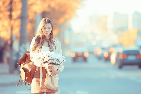 街の花を持つ幸せな女の子 夏の写真若い美しい女の子は 街の通りに花の花束を持っています — ストック写真