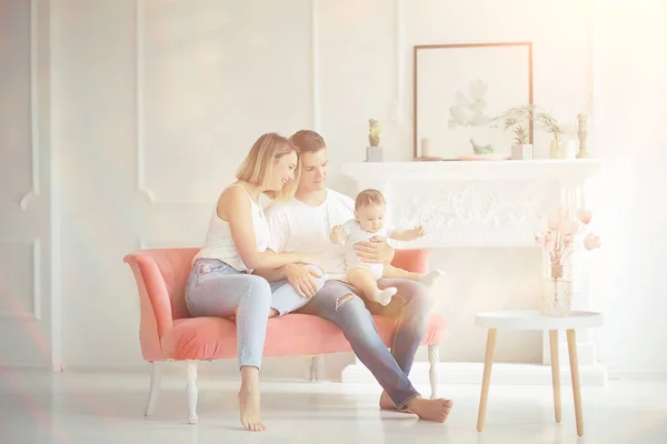 Bebé Con Los Padres Una Casa Acogedora Saludable Joven Familia — Foto de Stock