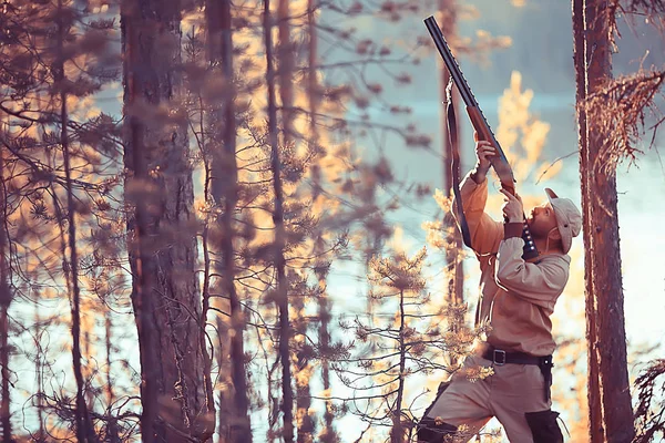 Caza Hombre Cazador Con Arma Caza Bosque Otoño Árboles Amarillos — Foto de Stock